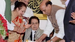 Mumbai: Union Home Minister Rajnath Singh presents Padma Vibhushan to Bollywood legend Dilip Kumar along with Maharashtra CM Devendra Fadnavis, Saira Banu, Governor C Vidhyasagar Rao and Ashish Shelar at his residence in Mumbai on Sunday. PTI Photo  (PTI12_13_2015_000114B)